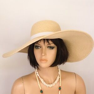 NEW Natural Straw Sun Hat
Isaac Mizrahi Wide Brim  packable, sun protection